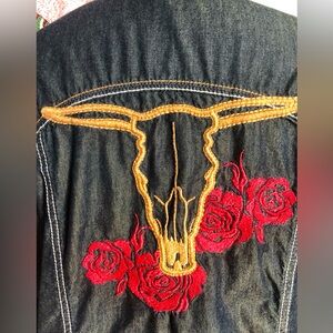 Ariat XXL ladies embroidered denim shirt.long sleeve snap buttons. Cow skull